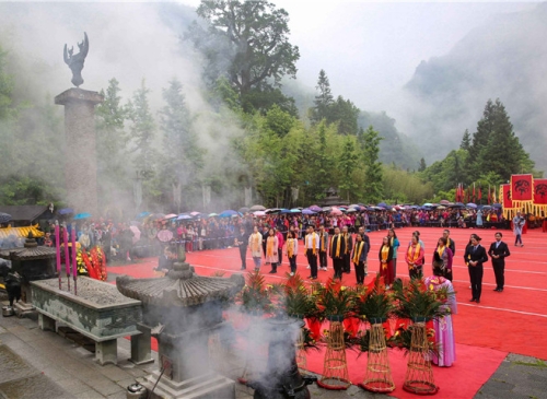 十省市千余人神農(nóng)架尋根炎帝神農(nóng)